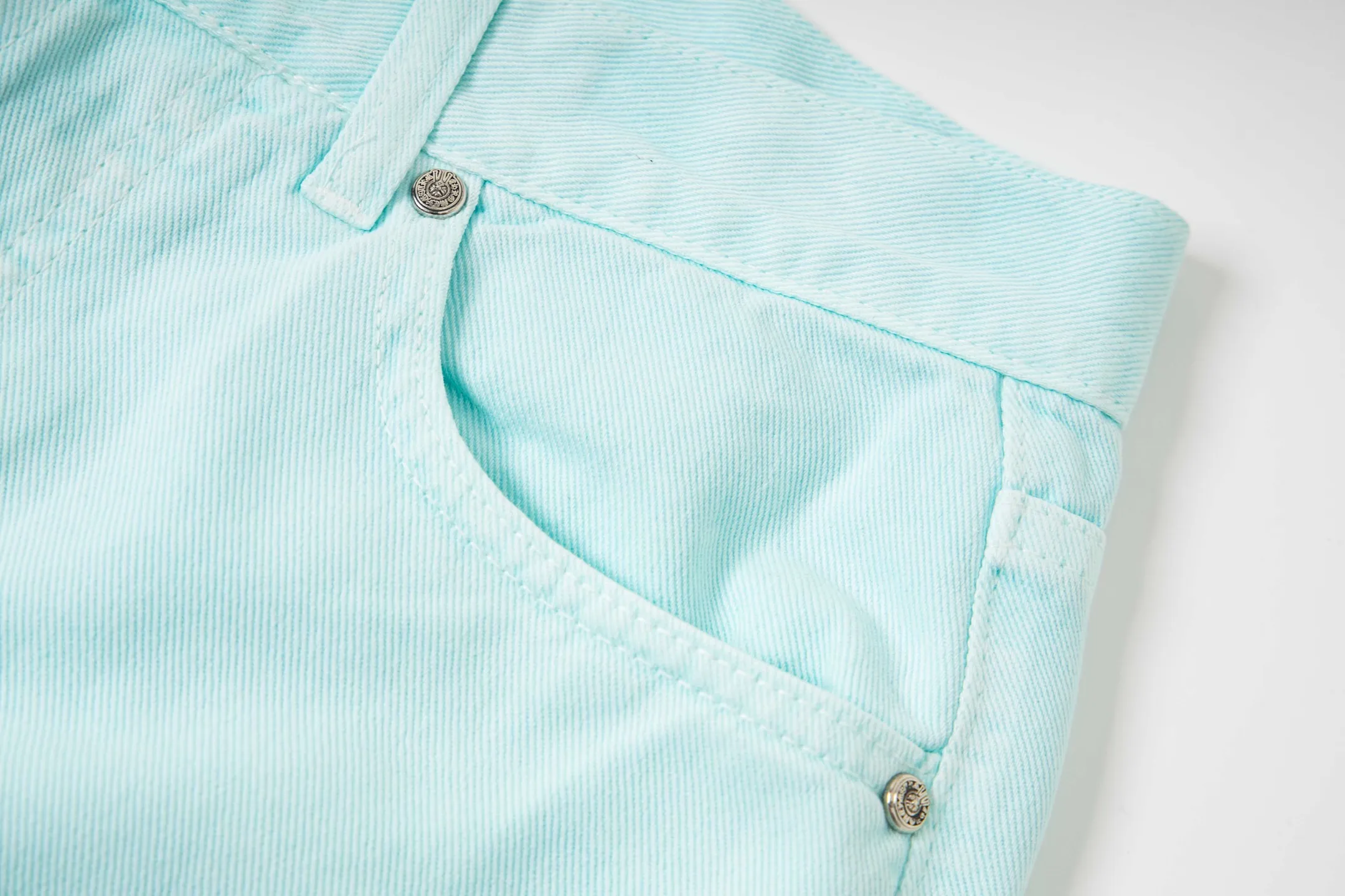 P240 (high version, running quantity) Chrome Hearts light blue blue pants, pink and blue patchwork leather couple's best friend jeans. CH jeans need to be washed and then disassembled and hand-ordered with sheepskin cross leather and then spliced ​​to complete. The whole piece has too many craftsmanship to describe. The patches are decorated with cross flowers, and the high-waisted washed jeans! ! Absolutely high-end luxury products, god-level single products and super popular products, made with top heavy industry, a must-see magic weapon. Customized hardware. The fabric is thick and soft after washing. It has good breathability. Customized small leather label. Unique design. The details are simple and elegant, and the workmanship is exquisite. The entire trousers are neatly routed and the details are in place! It’s so cool that both men and women can easily control the genderless trend! Style number: 1817# Color: Picture color Size: 28 30 32 34 36